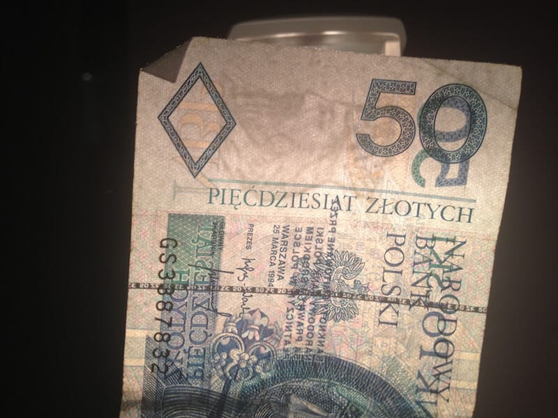 Banknot piecdziesieciozlotowy na stole