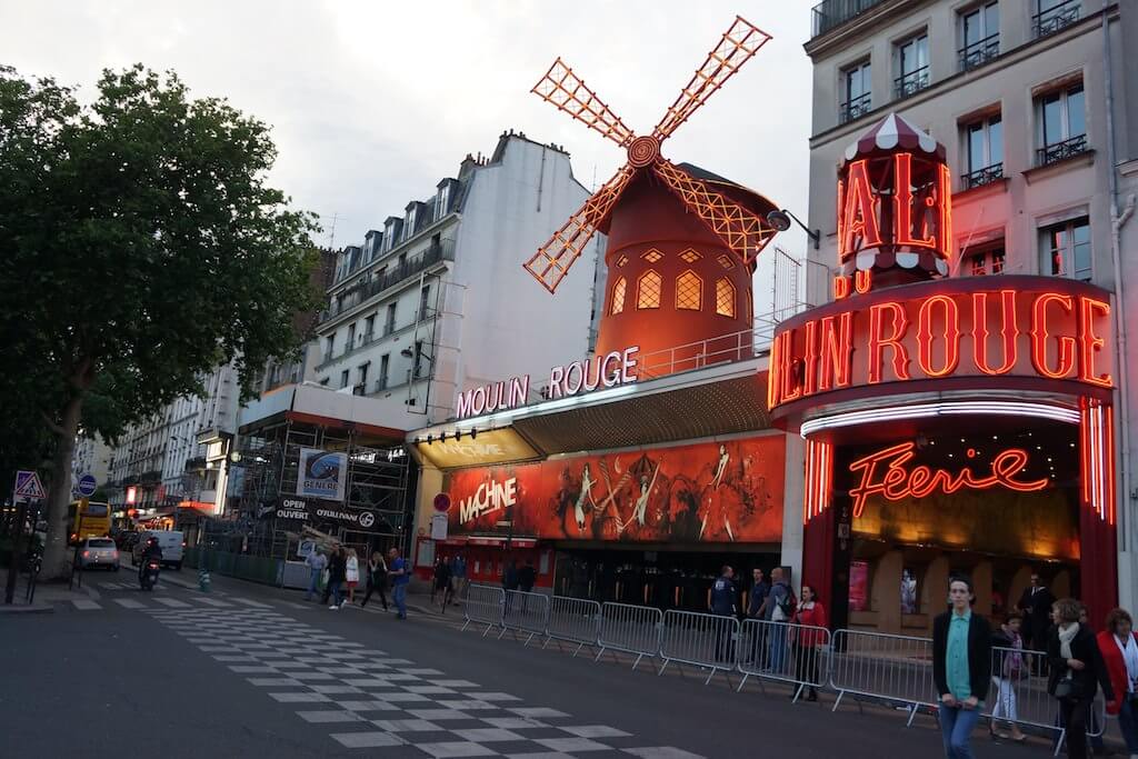 Słynne Moulin Rouge, to po prostu niewielki budynek z wiatrakiem. Na filmach i reklamach prezentuje się lepiej niż w rzeczywistości.