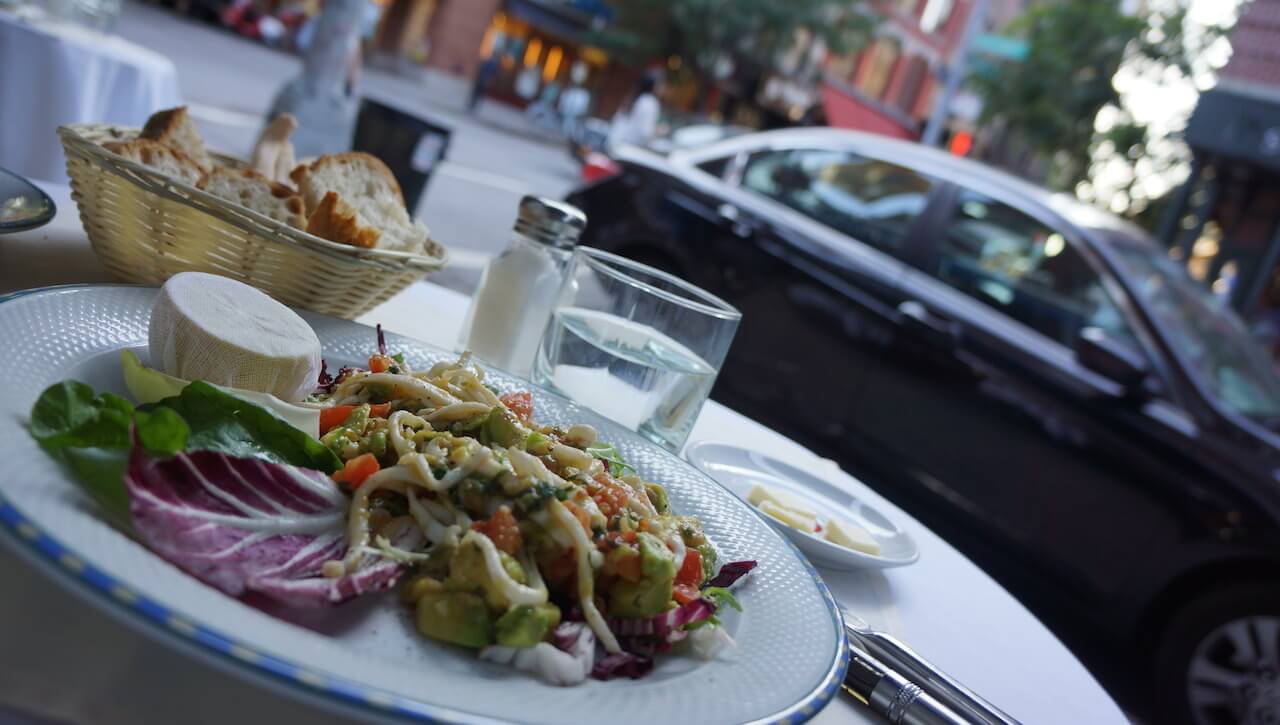 Śniadaniami na nowojorskich uliczkach. W Warszawie jedzenie na zewnątrz lokalu nie ma tak fajnego klimatu.