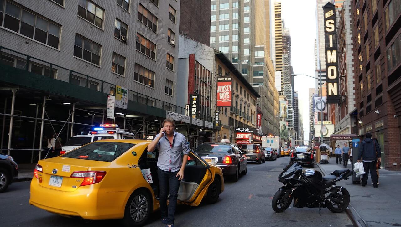 Żółtymi taksówkami. Za każdym razem swój pobyt w NYC zaczynałem od długiej jazdy taksówką na Manhattan. W tym roku 2 godziny w korkach staliśmy, ale ani przez moment się nie nudziłem.
