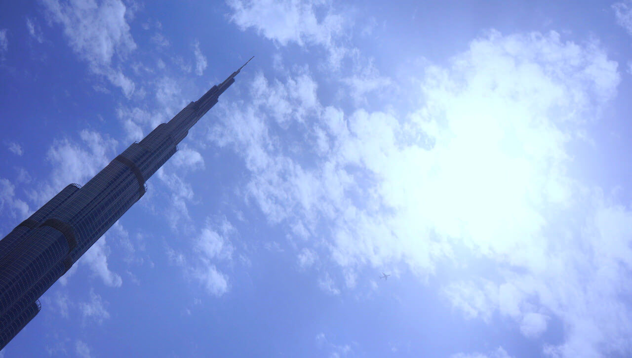 Wychodząc z Dubai Mall, mijasz wieżę Kalifa. Ma 829 metrów. Najwyższy w Nowym Jorku WTC ma 541. Pałac Kultury – 231. Centralny punkt miasta, na który wejdę dopiero w poniedziałek, bo trzeba tydzień czekać w kolejce.