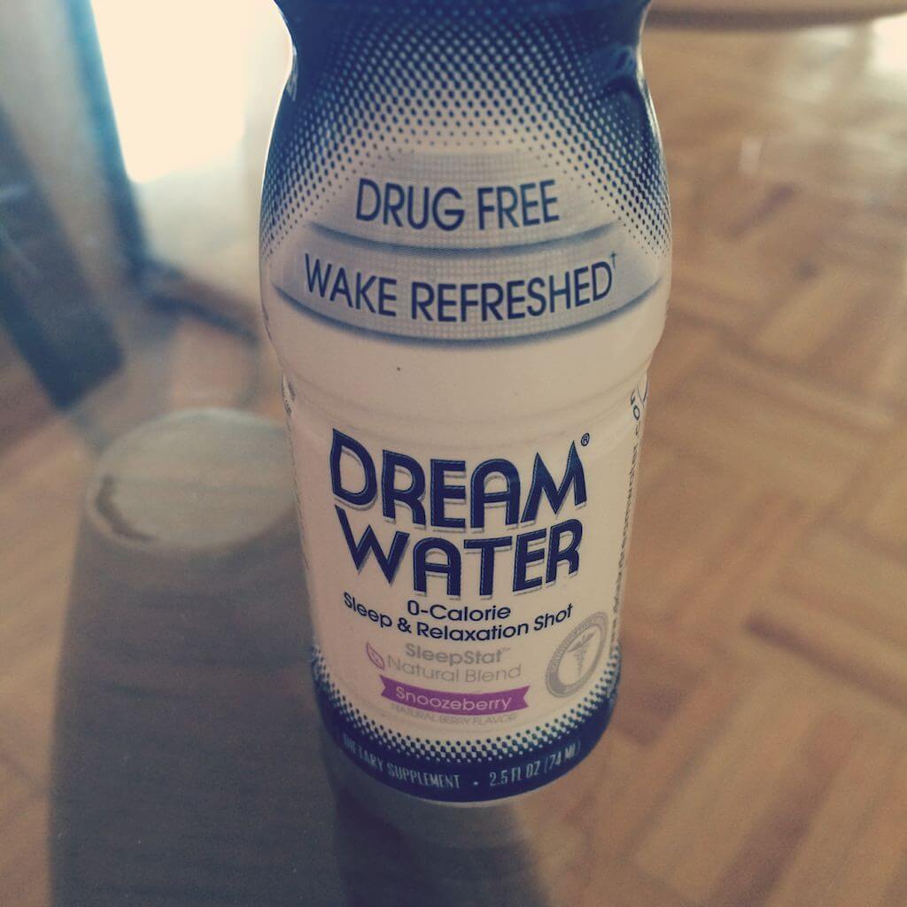 Zakupy w NYC czasami trącą absurdami. Zgadnij, do czego służy mała buteleczka „Dream Water”. W smaku smakuje jak słodka woda. Podobno się po niej zasypia. Faktycznie, wypiłem o 21:00, zasnąłem o 1:30. CUD! Ale o takich produktach to zrobię chyba osobny tekst.