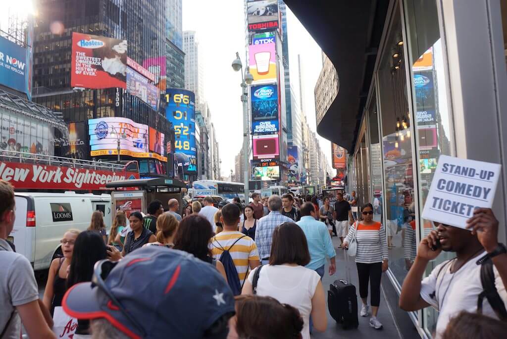 Pierwsze kroki skierujesz na Times Square, dokąd nowojorczycy raczej nie chodzą, ale każdy turysta musi zaliczyć, mimo że nie ma tam nic poza reklamami.