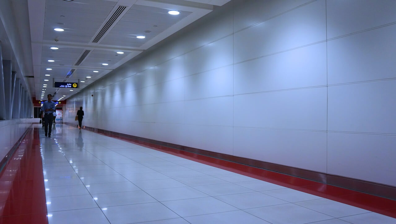 Gwoli ścisłości tutejsze metro nie jest metrem. Nazywa się tak, ale to bardziej kolejka naziemna, bo cały czas podróżuje się nad ulicami Dubaju. Długie korytarze o szpitalnym klimacie potrafią ciągnąć się przez setki metrów.