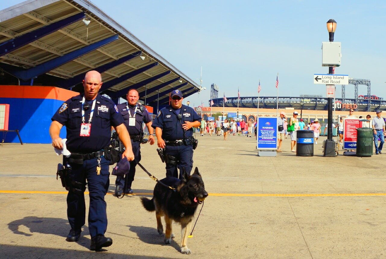 Policjanci wyglądają tak jak można sobie wyobrazić amerykańskiego policjanta. Psa też mają i o niego dbają. Cały czas chodził z piłeczką w gębie. Prawdopodobnie to taki aparat nazębny.