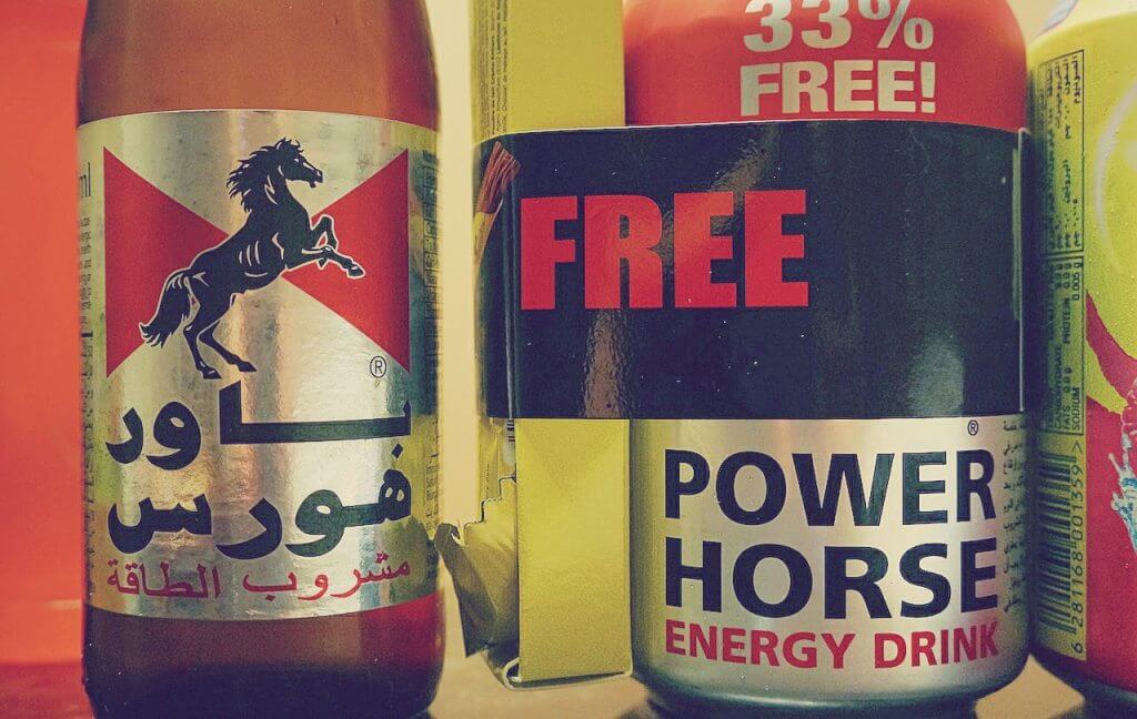 Dwa lata. Tyle zajęło mi odnalezienie Power Horse. Ostatni raz piłem to w marcu 2012 roku w Egipcie. Nie do dostania (chyba) poza krajami arabskimi. Od dwóch lat nie piję Red Bulla i jemu podobnych (obiecałem sobie, że wrócę do picia dopiero, gdy będę robił z nimi jakąś kampanię). Wyjątki robię czasami dla Burn i Adrenaline, bo są pyszne i nie smakują Red Bull (czyli się nie uzależnię). I raz zrobiłem wyjątek dla Power Horse. Jak miło cię znowu widzieć, koniu.