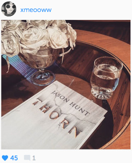 Książka Thorn obok szklanki