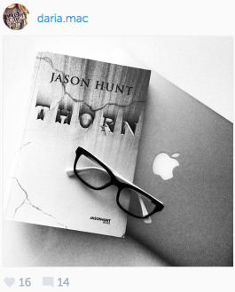 Książka Thorn przy laptopie