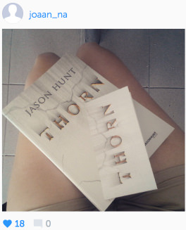 Książki Thorn na kolanach
