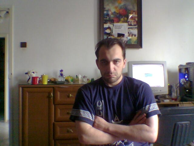Jason hunt siedzacy przy stole