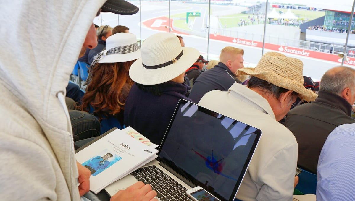 Poza tym miałem obejrzałem wyścigi Formuły 1 na torze Silverstone…