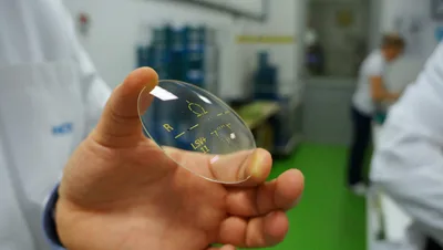 Cierpienia kawałka plastiku, czyli jak powstaje soczewka?