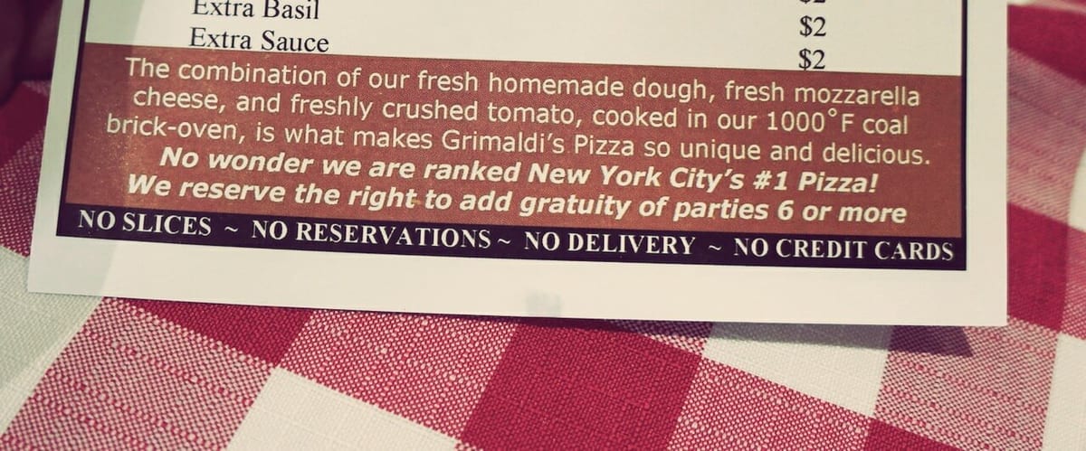 Polubiłem ich za adnotację na dole. Cztery hasła dobitnie pokazują, co myślą sobie o zwyczajach w innych nowojorskich restauracjach i że czują się na tyle mocni, że mogą dyktować własne warunki. Duży plus.
