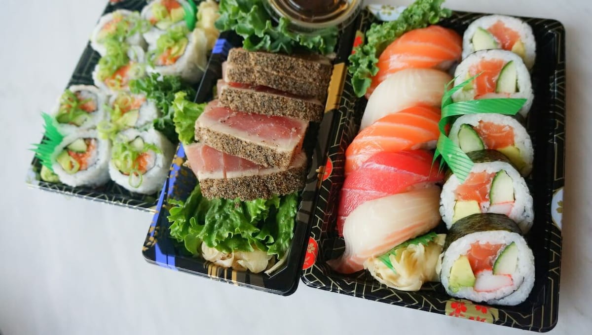 Sushi z jednego z tańszych marketów. Każde opakowanie ok. 10 dolarów, co można przeliczyć na „ok. 10 zł”. Czy to wygląda jak zbrodnia na sushi?:)
