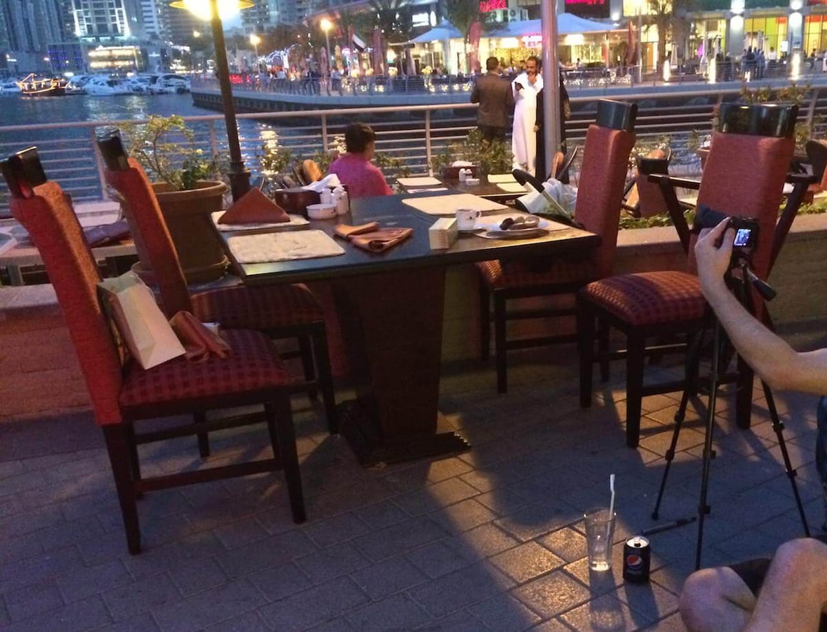 Elegancka restauracja. Ciastka kupiłem wcześniej (musiałem ich spróbować, bo mnie wczoraj namówiliście. Wisicie mi 50 dolarów!). Zamawiam espresso, puszkę pepsi i siadam na chodniku. Nie wstaję z niego przez kolejne dwie godziny, próbując zrobić idealne zdjęcie. Kelner miał trudności z opanowaniem iPhone. Prawie udało mu się złapać mnie na fotce.