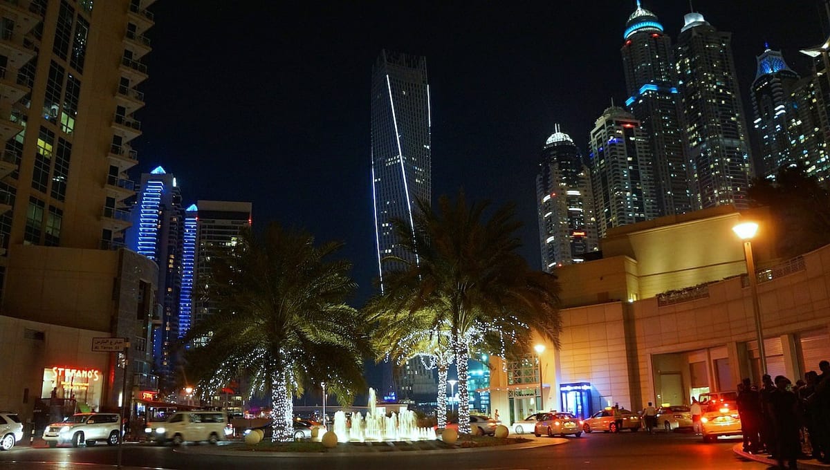 Dzisiaj tylko kilka fotek z Dubai Marina, ale nie chcę słyszeć żadnych narzekań. Te kilka fotek robiłem od 18:00 do 23:00. Właściwie to zrobiłem 389 zdjęć. Poszły do kosza. Ja już taki jestem. Potrafię bardzo długo czekać na idealny moment. Dobra, już nie gadam, bo rozpraszam.