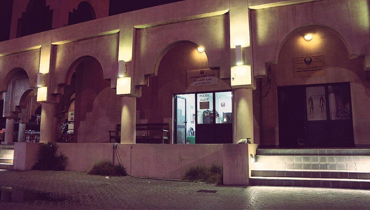 A jednak taki sam nie byłem. Posterunek policji. W nim dwóch miłych arabów, pijących herbatę przy starym, kineskopowym telewizorze z dwiema wystającymi antenkami w kształcie litery V. Przywitałem się z nimi, powiedziałem, że jestem z Polski i trochę się zgubiłem. Na co mi odpowiedzieli, że mam poszukać mostu. Na co ja im odpowiedziałem, że pokręcę się w pobliżu i popilnuję portu.