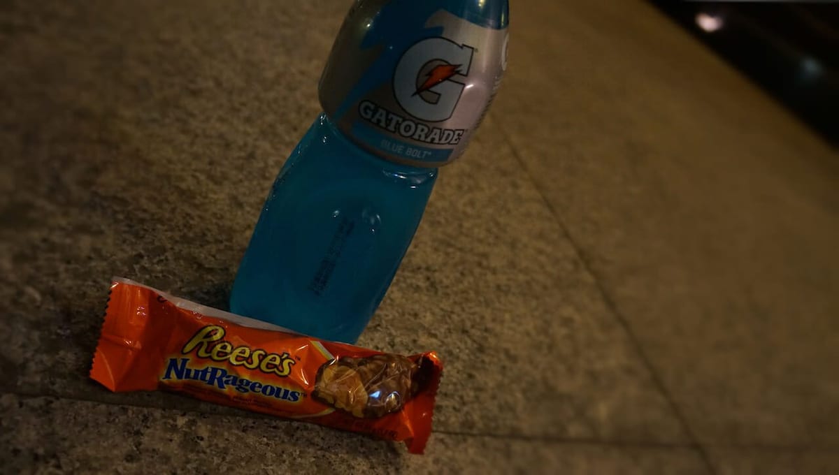 Sponsorem dzisiejszego zgubienia jest Gatorade i Reeses. W plecaku jeszcze zostali sponsorzy nocy w pokoju – patyczki z nutellą (wiecie, te takie do maczania w czekoladzie), Power Horse i jakaś tutejsza herbata. Jestem w pełni gotowy do pisania.