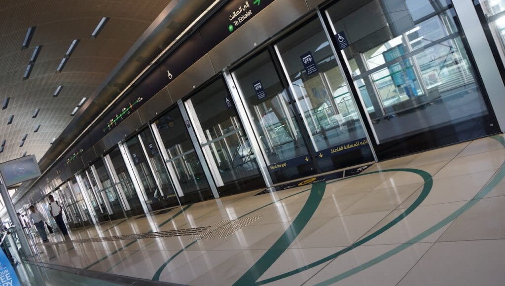 Pierwsze wow. Tutejsze metro mają prawie tak ładne, jak nasze warszawskie. Tyle, że tutaj nie zatrudniają maszynistów. Wszystkim kieruje komputer.