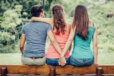 Jeden partner, jedno uczucie, jeden związek. A jeden niech zawsze czeka w rezerwie
