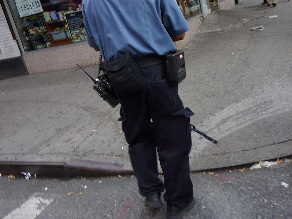 Policjanci chodzą z kasami fiskalnymi.