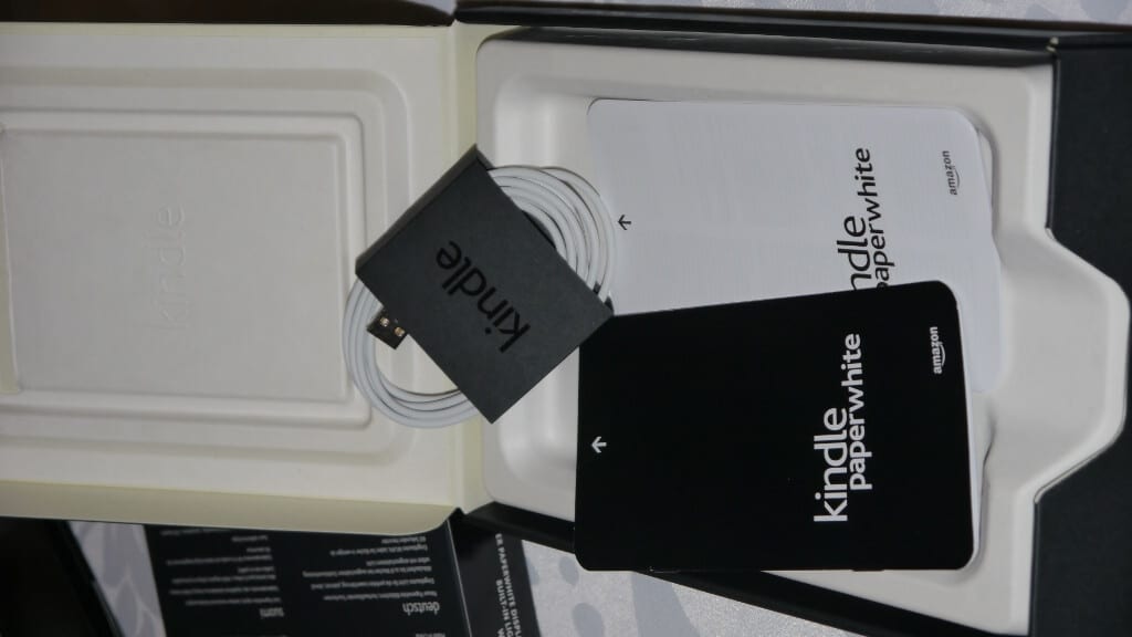 Zawartość też podobna, a składa się na nią jeszcze kabel do ładowania.