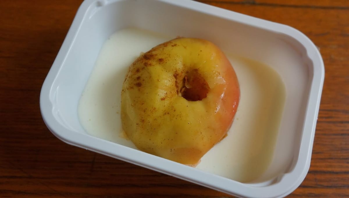 Przechodzimy do deserów. Jabłko w jakimś musie.