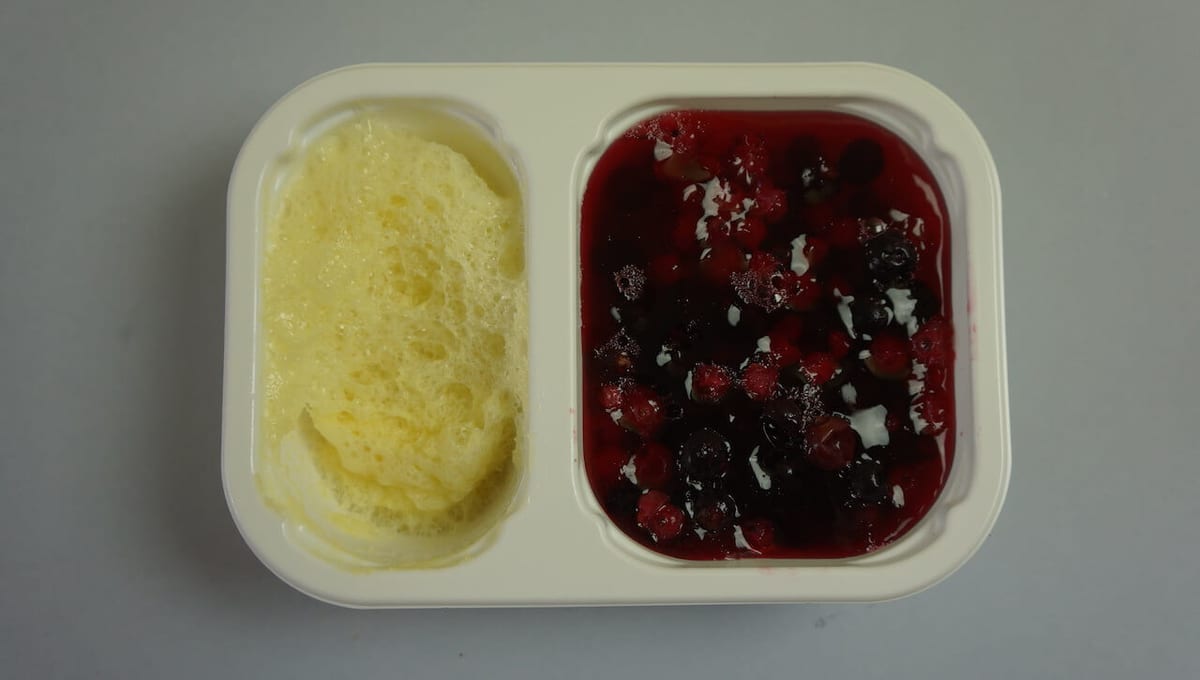 Tu też galaretka z jakąś pianką, ale pianka się chyba źle poczuła. Nie zjadłem.