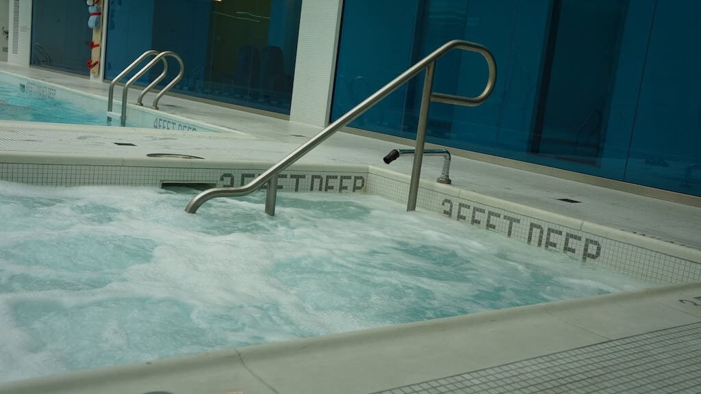 Hot Tub w tym miejscu jest dosłownie „hot”. Nigdy w życiu nie siedziałem w bardziej gorącym jacuzzi