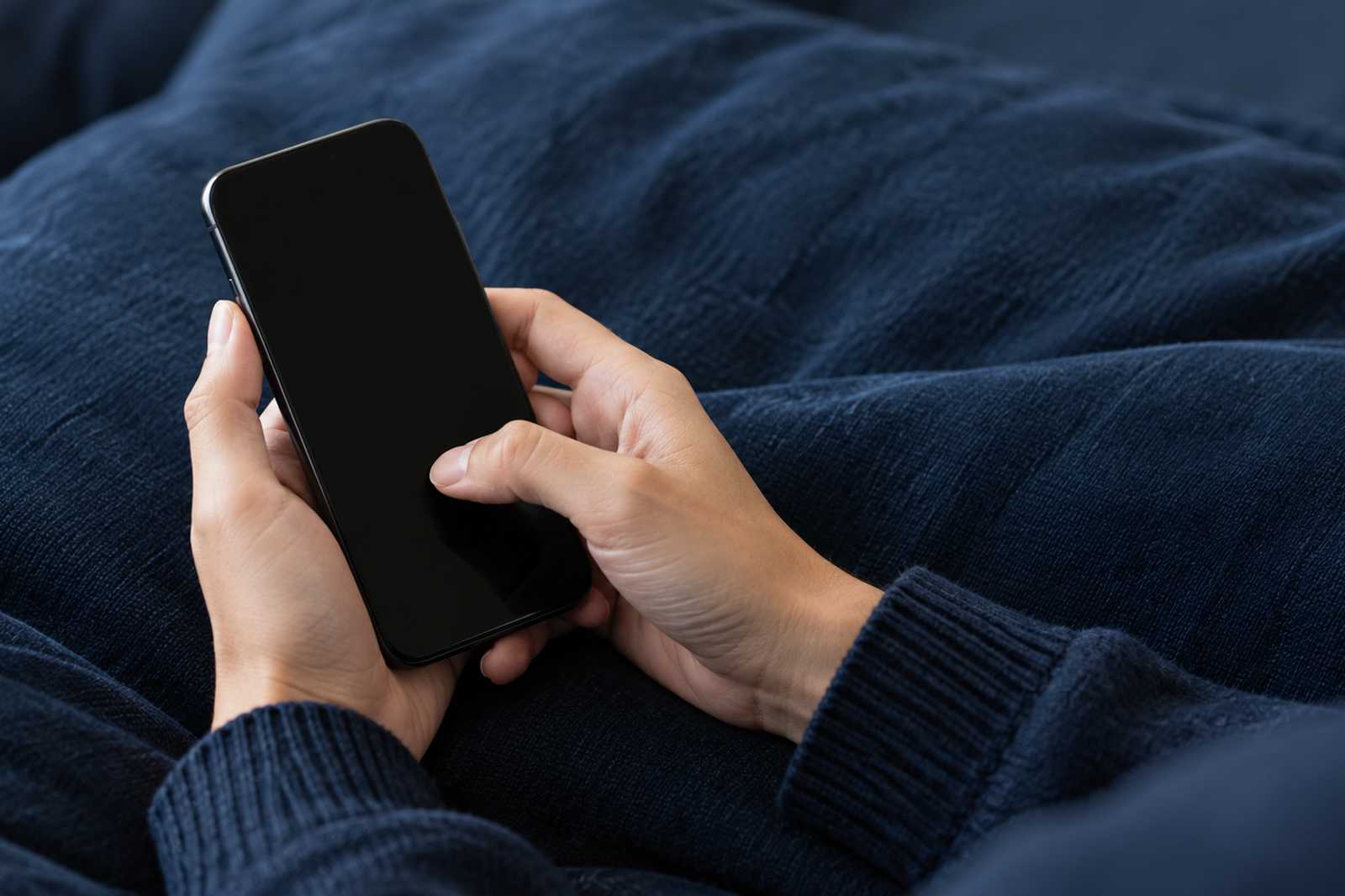 Dlonie trzymajace smartfon