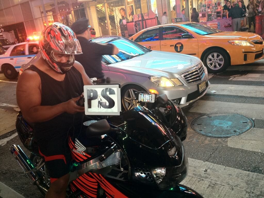 Nie mam pojęcia, po co temu panu na motorze iPad i iPhone, ale robił taki hałas, że jakieś 15 sekund po zatrzymaniu się, dostał mandacik.
